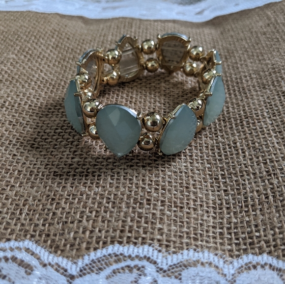 Jewelry - Light mint stretch bracelet GUC
